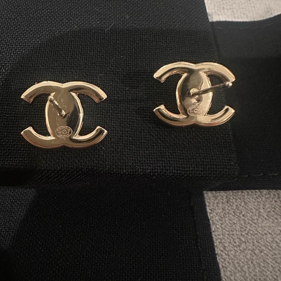 Chanel turn lock earrings - Picture 7 of 11